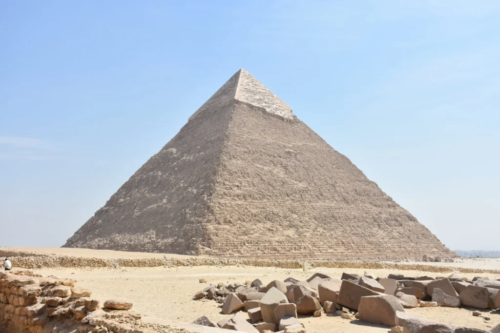 how many sides does the great pyramid of giza have
